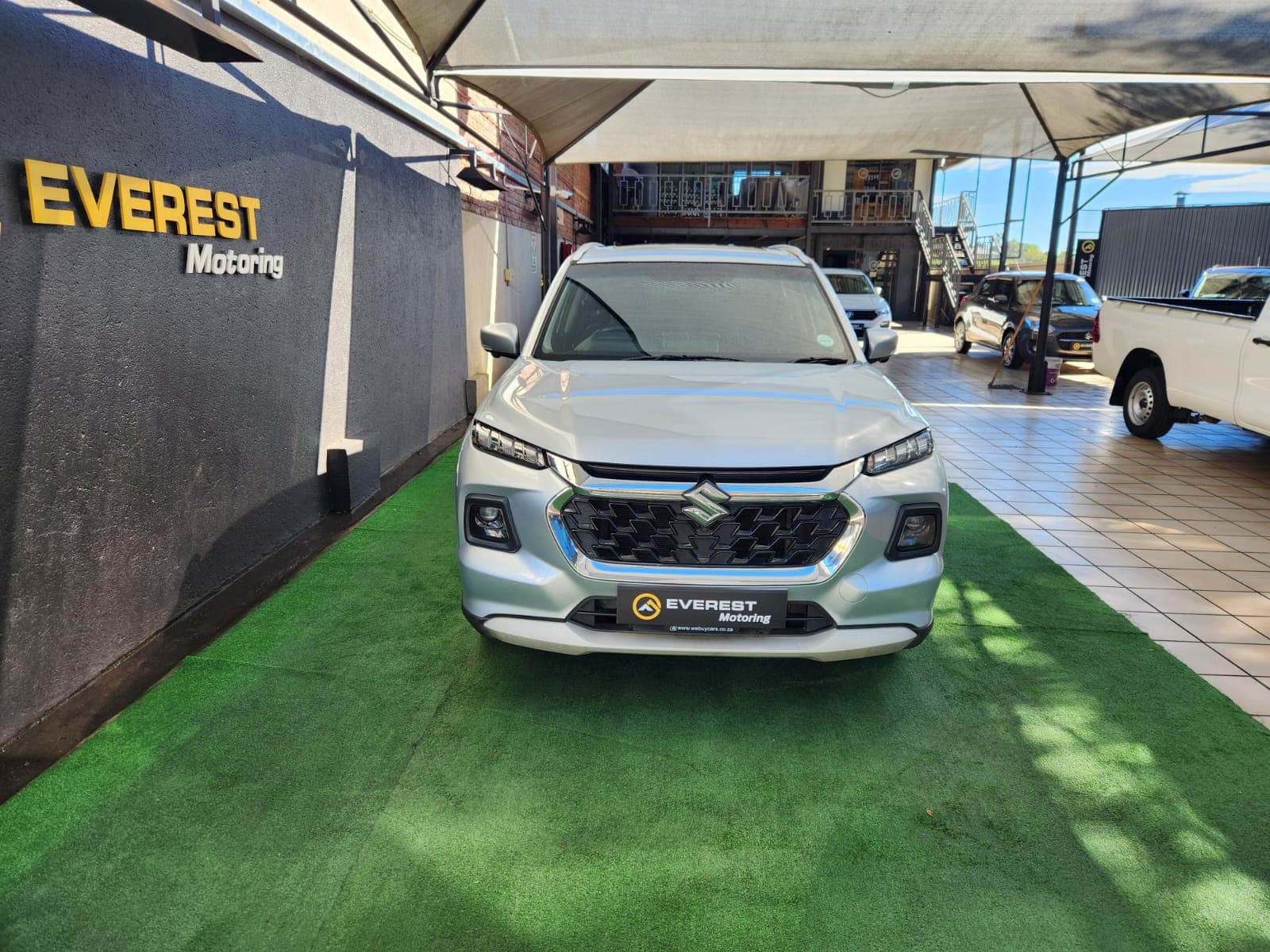 Front exterior view of the silver 2024 Suzuki Grand Vitara 1.5 GLX Auto at Everest Motoring.