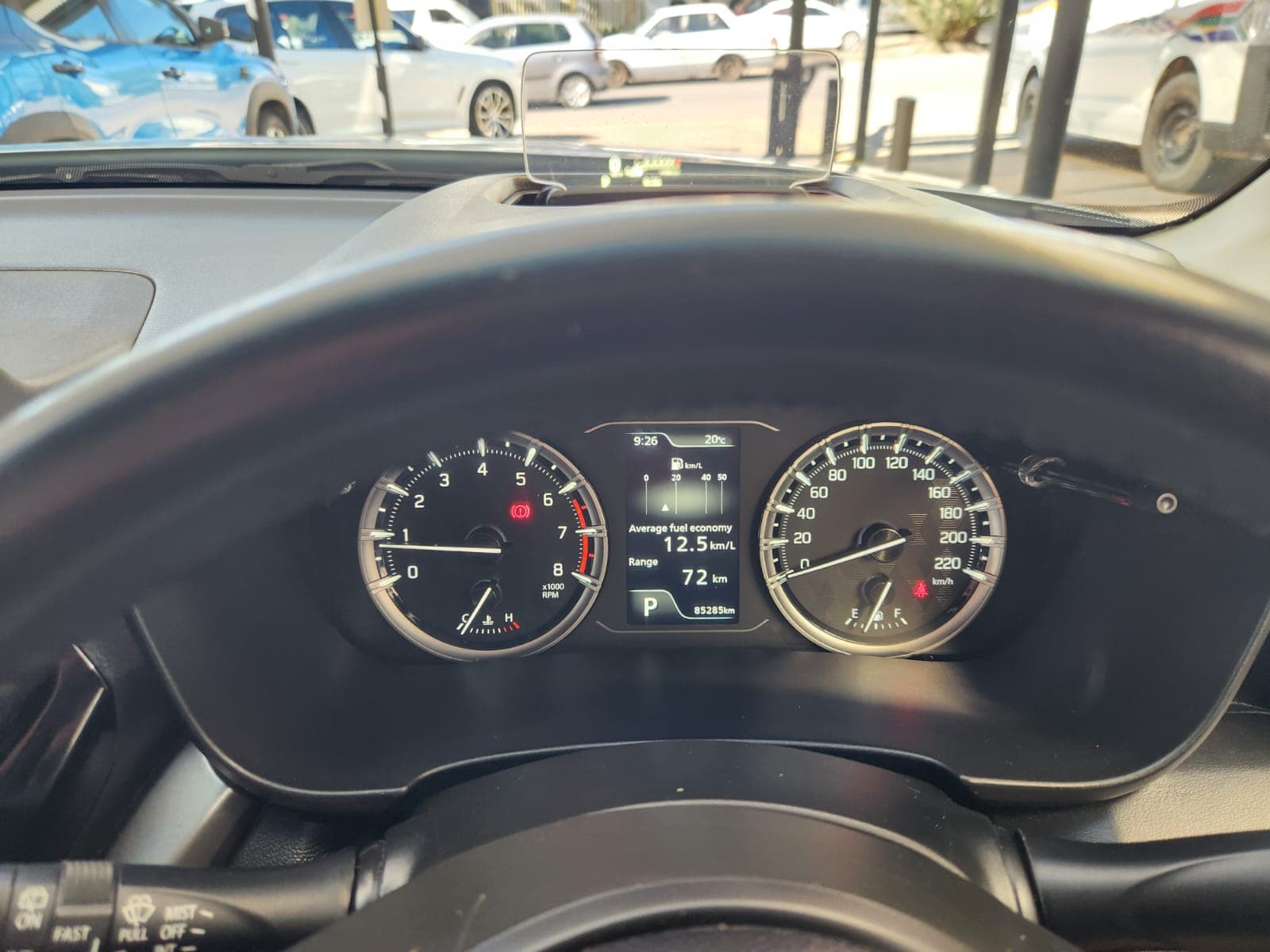 Close-up of the infotainment screen with Apple CarPlay/Android Auto in the 2024 Suzuki Grand Vitara 1.5 GLX Auto.