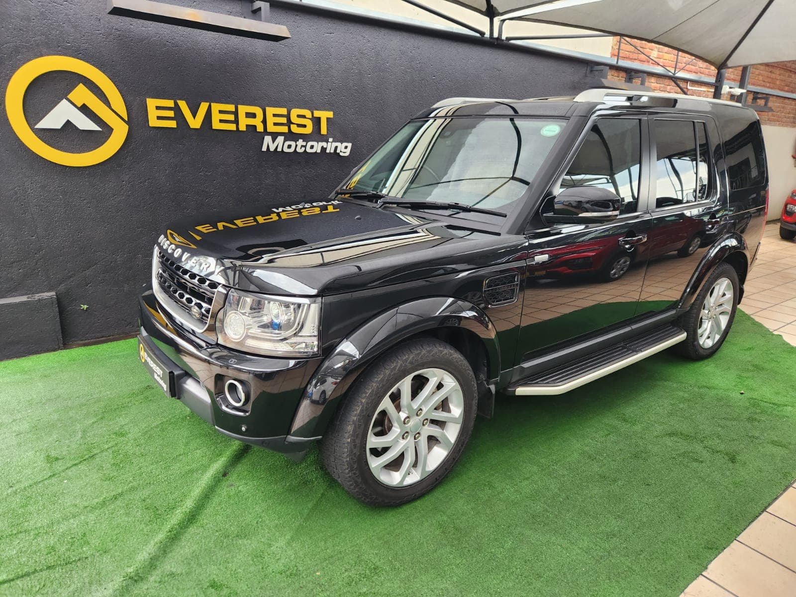 2016 Land Rover Discovery 4 3.0 SD V6 Landmark for sale at Everest Motoring - main exterior view