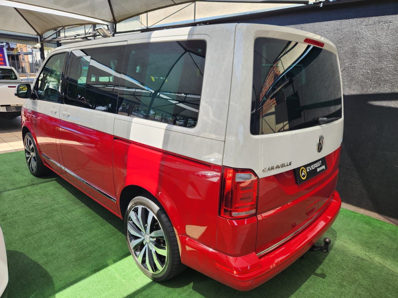 2017 Volkswagen Caravelle T6 2.0 BiTDI Highline Auto 4Motion - view 5