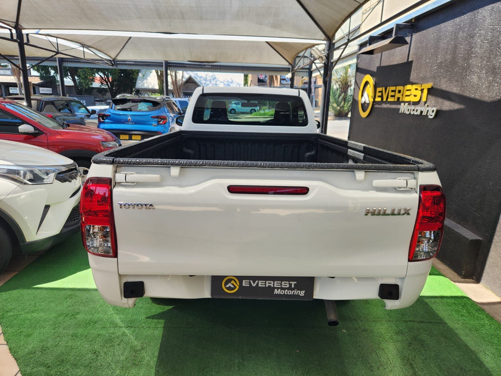 Side exterior profile of the white 2025 Toyota Hilux 2.4 GD Single-Cab, displaying its robust design.