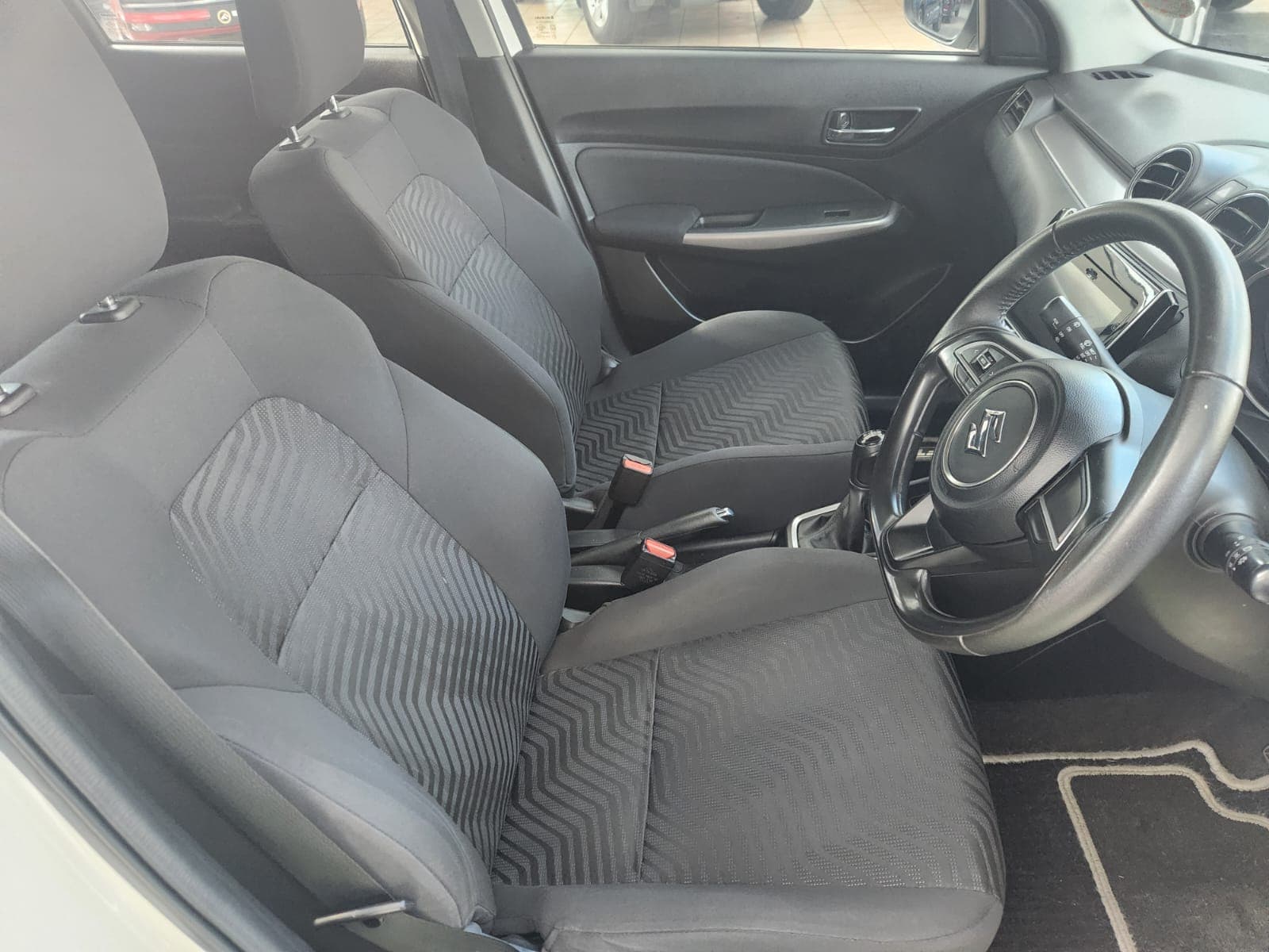 2023 Suzuki Swift 1.5 GLX 5Dr Manual - view 3