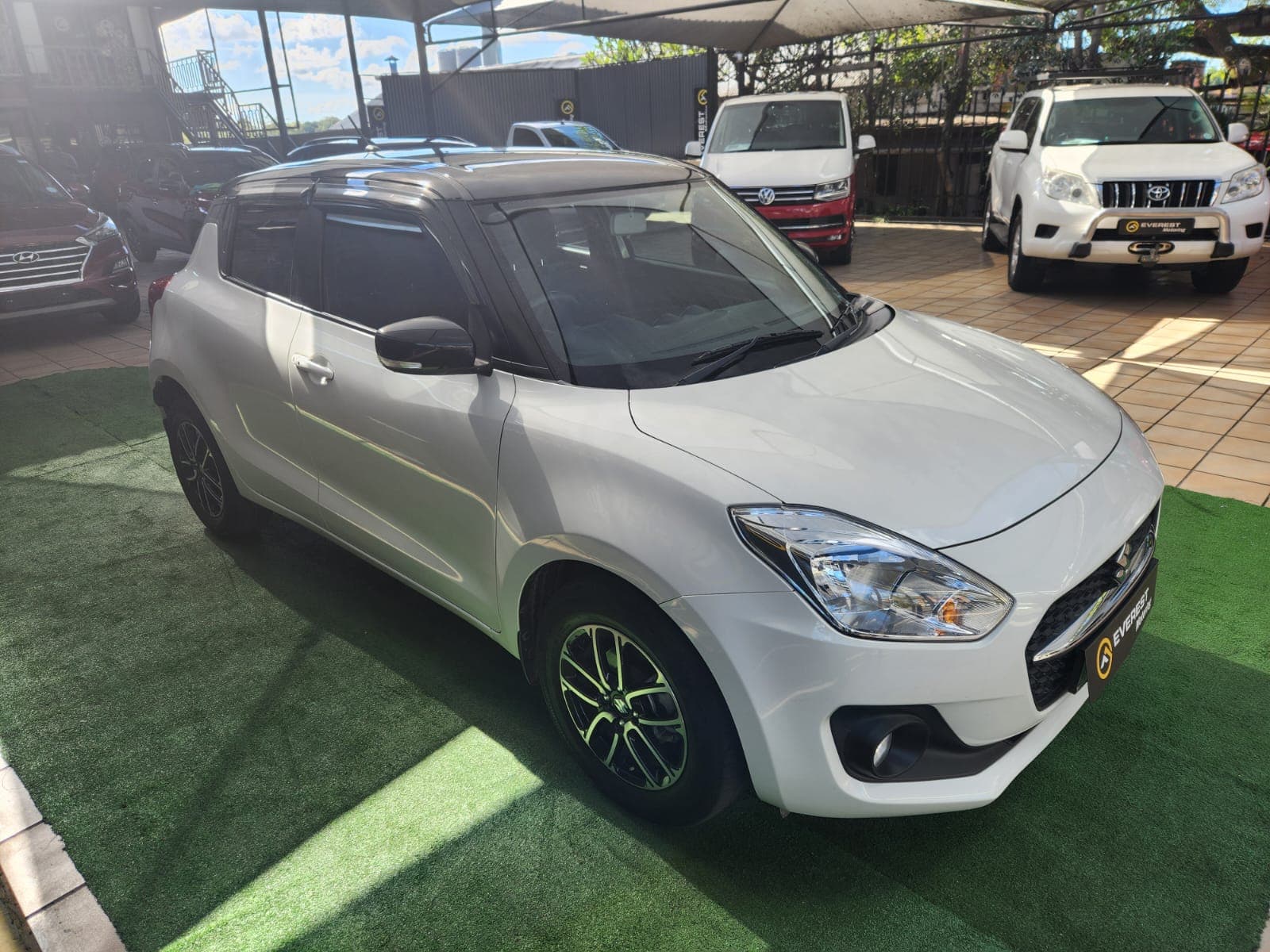 2023 Suzuki Swift 1.5 GLX 5Dr Manual - view 4